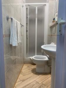 罗马阿卡萨迪巴尔巴拉住宿加早餐旅馆的浴室配有卫生间、盥洗盆和淋浴。