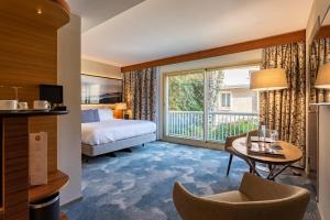 邦多勒Thalazur Bandol Ile Rousse - Hôtel & Spa的酒店客房设有一张床和一个大窗户