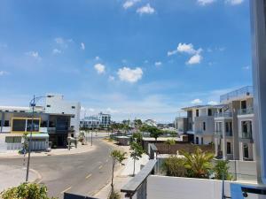 迪石Seaside Hotel - Rach Gia的城市街道景观,建筑