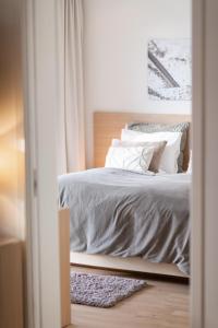 灵达尔罗斯峡湾斯特朗酒店的卧室配有一张带灰色床单和枕头的床。