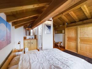 拉赫兹耶尔Chalet Montvalezan-La Rosière, 5 pièces, 8 personnes - FR-1-398-599的一间卧室设有一张大床和木制天花板。