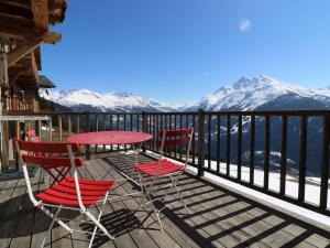 拉赫兹耶尔Chalet Montvalezan-La Rosière, 5 pièces, 8 personnes - FR-1-398-599的山景甲板上配有两把椅子和一张桌子