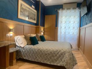 罗马阿卡萨迪巴尔巴拉住宿加早餐旅馆的一间卧室配有一张蓝色墙壁的床