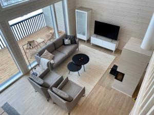 阿卡斯洛姆波罗Villa Iiris - New Holiday Home的客厅享有高空的景色,配有沙发和电视