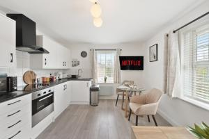 Stylish 2BR Flat near Stansted Airport & Parking的厨房或小厨房