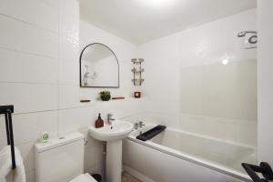 Stylish 2BR Flat near Stansted Airport & Parking的一间浴室