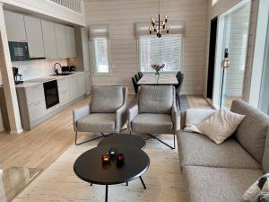 阿卡斯洛姆波罗Villa Iiris - New Holiday Home的客厅配有沙发、椅子和桌子