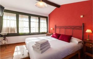 El VilosellPet Friendly Home In Vilosell With Kitchen的一间卧室设有红色的墙壁和一张带红色枕头的床