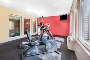 亨德森维尔亨德森维尔华美达酒店的健身房,在房间内提供健身自行车