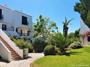 阿尔布费拉São Rafael Beach Apartment 92A, Albufeira - Algarve的享有别墅花园的景致。