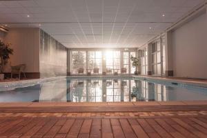 利勒哈默尔利勒哈默尔斯堪酒店的一座阳光明媚的建筑中的游泳池