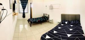 太平Homestay Lestary near Taiping Fast WIFI Netflix的一间卧室配有床和篮球架