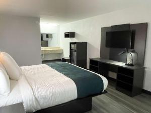 西哥伦比亚Motel 6 West Columbia SC Airport的酒店客房,配有床和电视