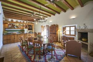 特鲁希略Lagar La Pizarra Casa Rural的厨房以及带桌椅的用餐室。