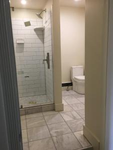 奥尔巴尼摩根州议院酒店的带淋浴和卫生间的浴室