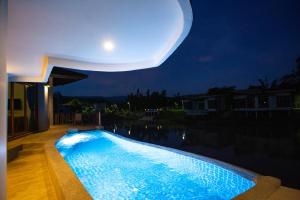 普鲁亚弗鲁阿保护区Spa酒店的夜间游泳池上的月亮