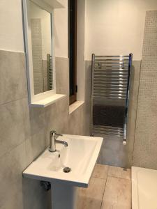 CamporgianoCasa Elena的浴室配有白色水槽和淋浴。