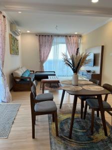 马六甲SNHomestay1826 Sea View @ The Wave Residence的客厅配有桌椅和沙发
