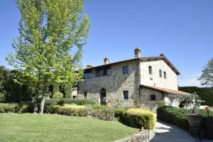 里尼亚诺苏拉尔诺Mhateria Relais - Appartamento in Villa的一座古老的石头房子,前面设有一个花园