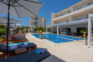 罗戈兹尼察佩拉公寓式酒店的一个带游泳池的度假胜地和一家酒店