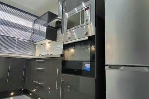 贝德沃思Cosy 3 double bed flat sleeps 6的厨房配有不锈钢用具和窗户