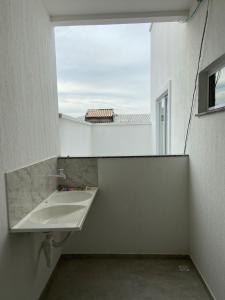 福塔莱萨ARCO IRIS KITNETS的一间带水槽和窗户的浴室