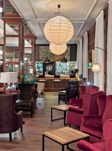 巴塞罗那精品酒店蒙特卡达H10的带沙发和椅子的大堂以及酒吧