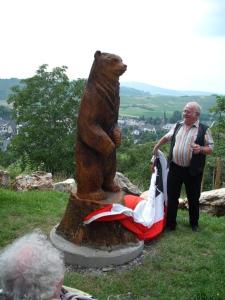 VeldenzPension Auf der Olk mit Röpertsmühle的站在熊雕像旁的人