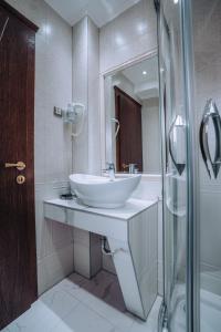 奥赫里德Villa Afrodita City Center的白色的浴室设有水槽和淋浴。