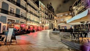 波尔图Discovery | Porto-Flores的一条带桌椅的空街