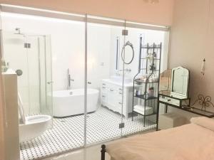 雷霍沃特Boutique Penthouse by Weizmann - פנטהאוס בוטיק的带淋浴、浴缸和盥洗盆的浴室