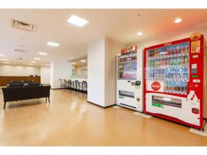 冈山The OneFive Okayama - Vacation STAY 41839v的一间商店里设有两台自动售货机的房间