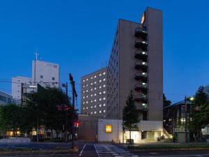 冈山The OneFive Okayama - Vacation STAY 41839v的前面有交通灯的大建筑