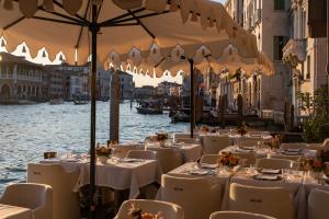 威尼斯The Venice Venice Hotel的水上餐厅,配有桌椅