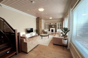 坦佩雷Stunning 5BR 16 Bed Home with Finnish Sauna & Jacuzzi 340 m2的带沙发和电视的大型客厅