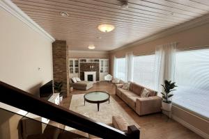 坦佩雷Stunning 5BR 16 Bed Home with Finnish Sauna & Jacuzzi 340 m2的客厅配有沙发和桌子