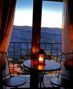 圣马力诺拉罗卡酒店的坐在窗前桌子上的蜡烛