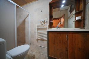 格雷梅Paradise Cappadocia的浴室配有卫生间、盥洗盆和淋浴。