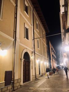 科森扎Palace Eight - Suites & Spa的一群人晚上在街上走