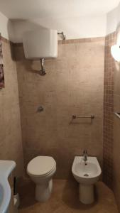 锡尔维玛丽娜Casa Vale的浴室配有白色卫生间和盥洗盆。