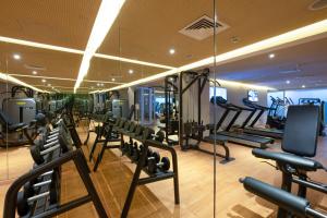 卡萨布兰卡Barceló Anfa Casablanca的健身房拥有许多跑步机和机器