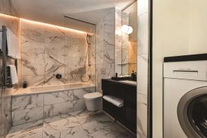 美因河畔法兰克福法兰克福西区阿狄娜公寓酒店的带浴缸、卫生间和盥洗盆的浴室