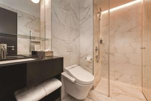 美因河畔法兰克福法兰克福西区阿狄娜公寓酒店的一间带卫生间和玻璃淋浴间的浴室