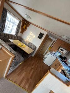 赫姆斯比the Samanda Van Newport caravan park的一个小房子里的客厅和厨房的顶部景色