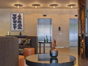 柏林柏林米特区阿迪纳公寓式酒店的客厅配有沙发和桌子