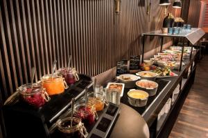莱比锡莱比锡阿迪娜公寓酒店的包含多种不同食物的自助餐