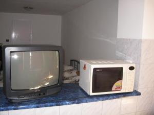 布达佩斯卡尔帕蒂汽车旅馆的微波炉和台面电视
