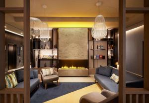 杜塞尔多夫Adina Apartment Hotel Dusseldorf的带沙发和壁炉的客厅