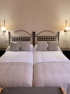 皮尔托贝加Hotel Rural Candela y Plata的卧室内两张并排的床