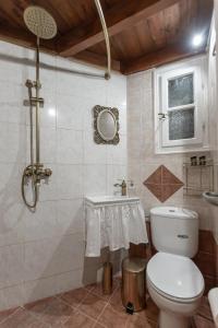 纳克索乔拉Ktima Dimitrios的一间带卫生间和水槽的浴室